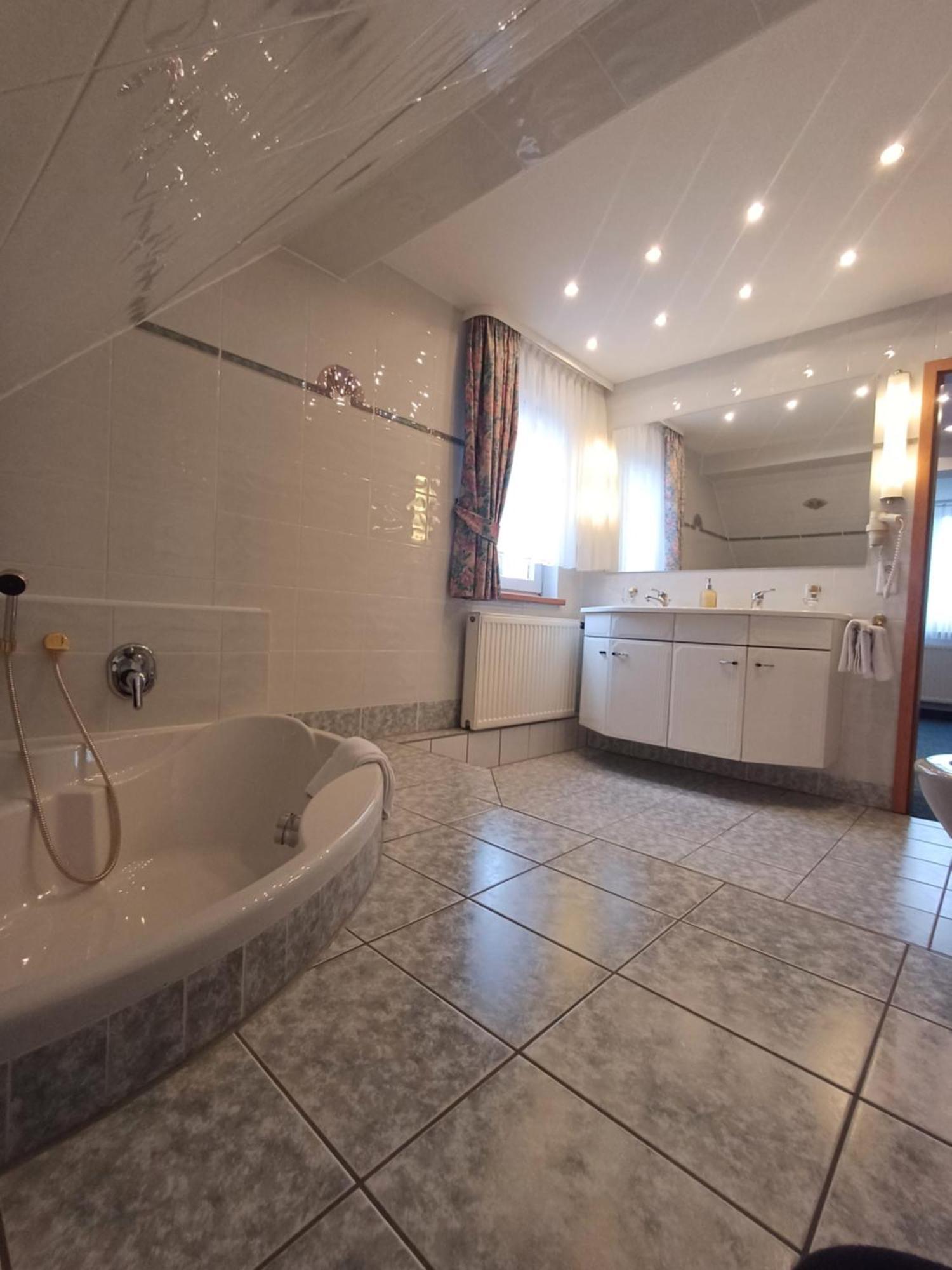 Hotel Garni Eschenbach ฮิลด์บวร์กเฮาเซน ภายนอก รูปภาพ
